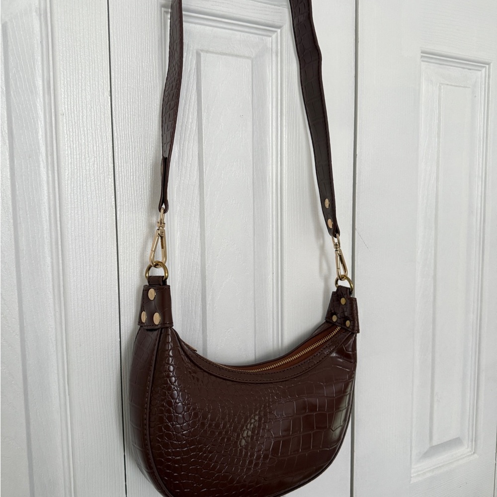 Elegant Brown Croc-Embossed Shoulder Bag